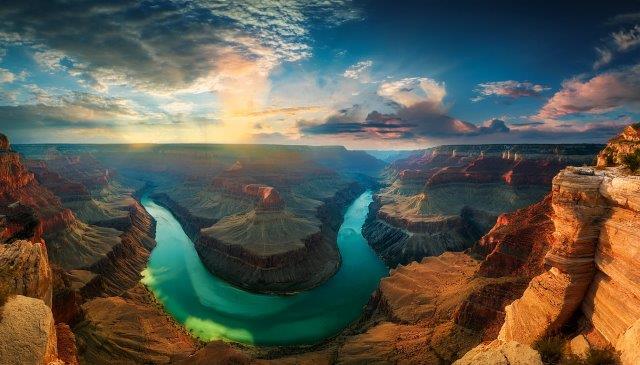 壮大なグランドキャニオンを蛇行して流れる川