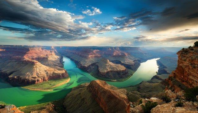 雄大にゆったりと流れるグランドキャニオンの川